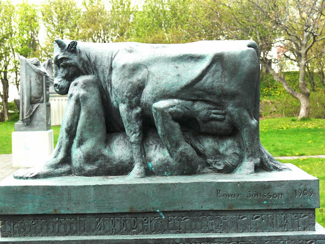 Скульптура Имира и Аудумлы работы исландского скульптора Эйнара Йонссона, 1909 г.