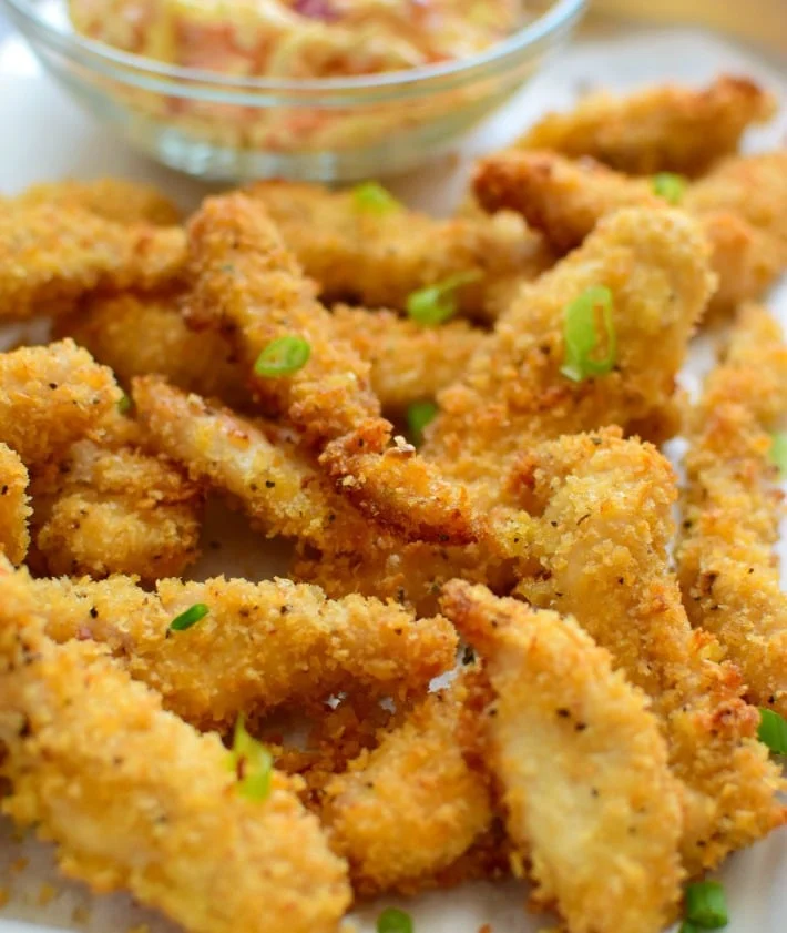 Pollo frito al horno, se prepara con pan rallado tipo panko que se sazona con queso parmesano, paprika y sal