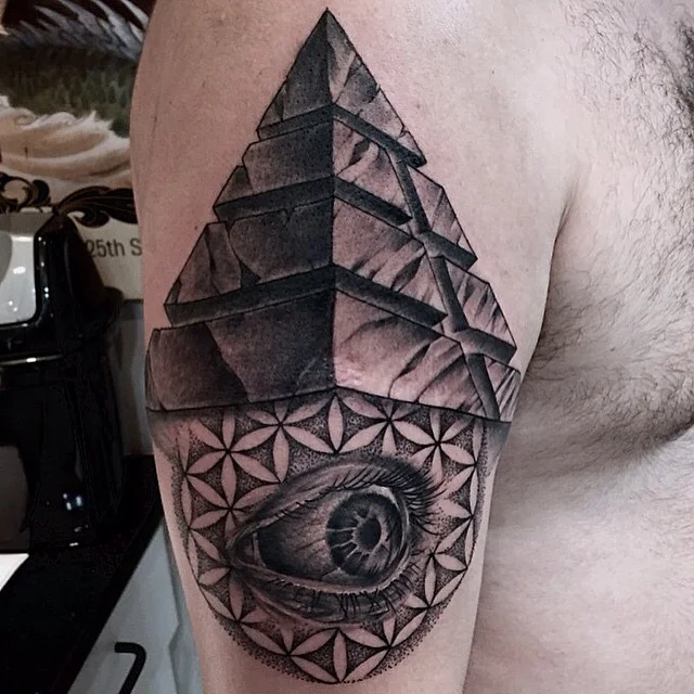 Tatuaje de Piramide conceptual con ojo que todo lo ve