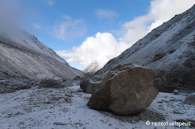 Enormes blocs, camí a Lhonak. Trekking Kanchenjunga part 6: Kambachen - Lhonak