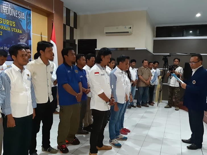 Wakil Ketua PWI Sulsel Bid Organisasi, Lantik dan Ambil  Sumpah Pengurus PWI Luwu Raya