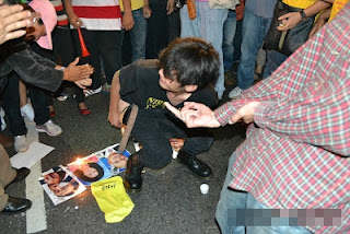 Berbalas Kencing dan Berak | Gambar Pemimpin Jadi Mangsa