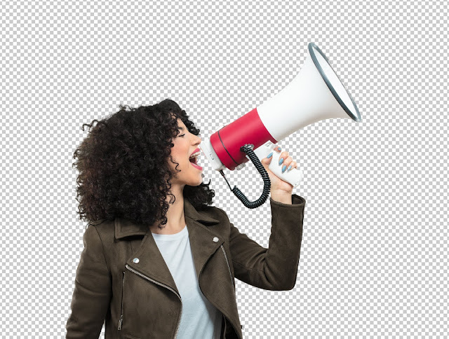 Mulher negra, veste jaqueta de coisa, e camiseta enquanto fala no megafone.