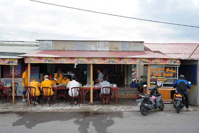 Warung penjual Sala Lauak di area Pantai Padang