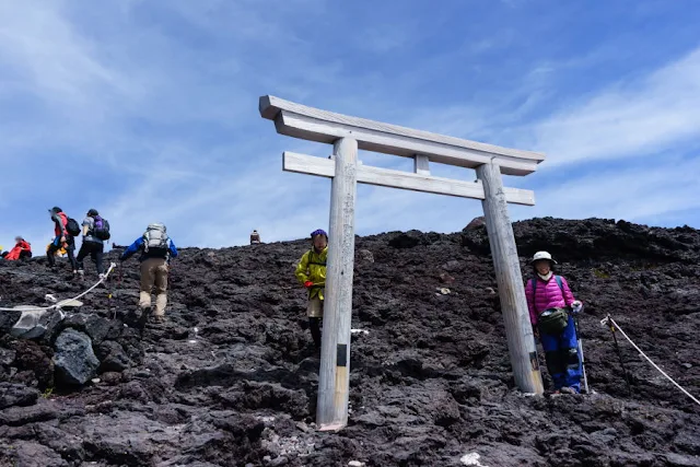 富士山・富士宮口山頂の鳥居（岩淵鳥居）