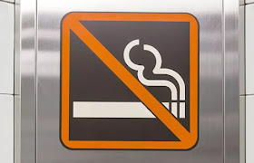 proíbe o cigarro em locais fechados de espaços públicos