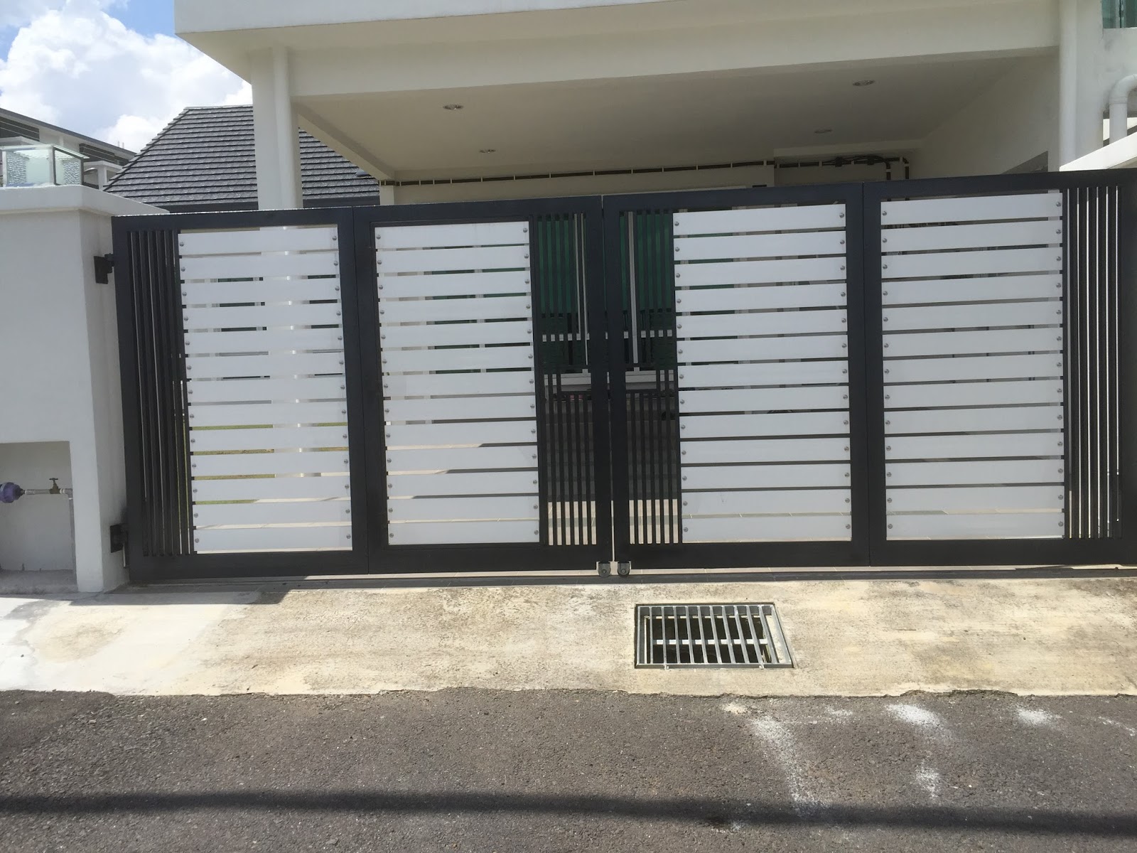 grill rumah  main gate  dengan aluminium panel putih 