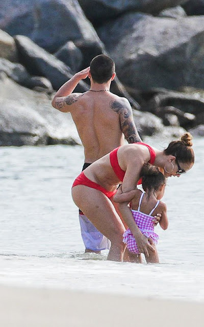 Jennifer-Lopez-Red-Hot-Brazilian-Bikini-Beach