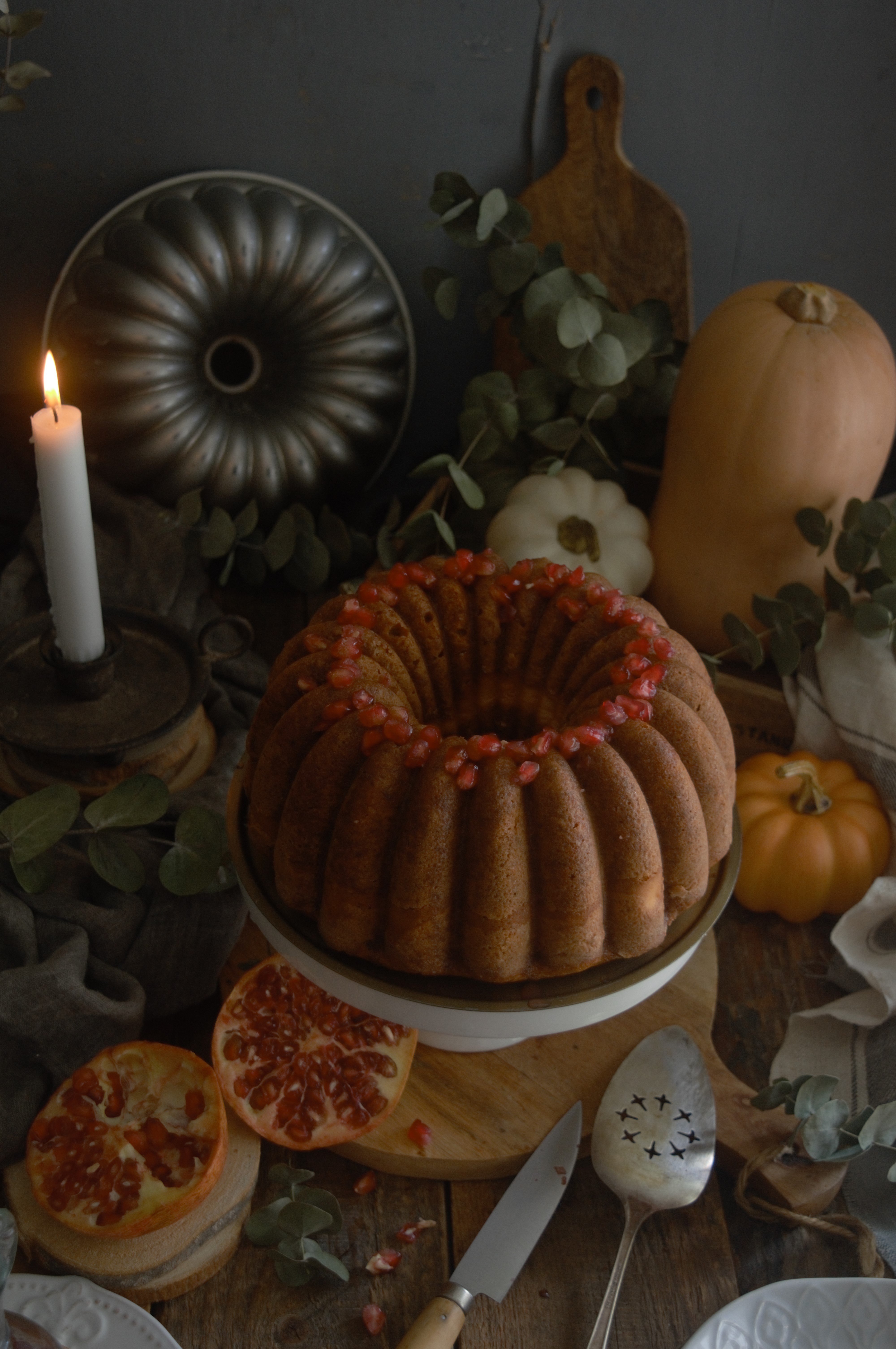 bundt-cake-de-calabaza-relleno-de-crema-de-queso-con-sirope-de-granada