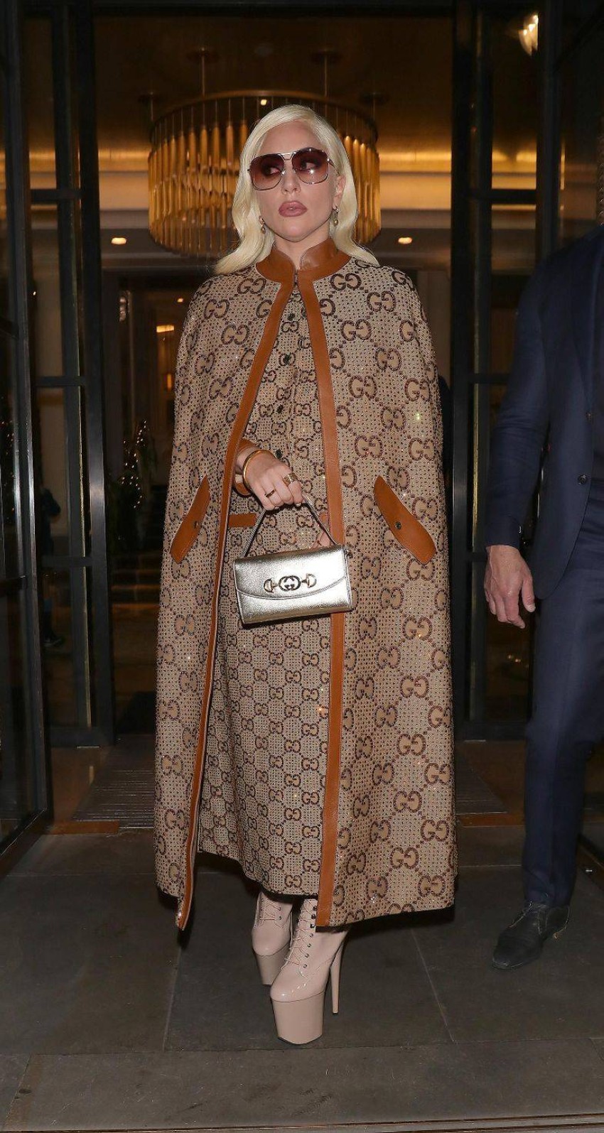 Lady Gaga admits: I bought a fake Gucci bag! American singer Lady Gaga admitted that she sometimes buys "imitation" products and accessories, especially during holidays and occasions, including the Gucci bag that she has boasted for a long time.