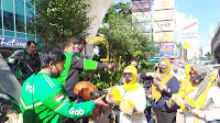 Antisipasi Penyebaran Corona, Relawan Ike Zam Bagikan Masker ke Masyarakat