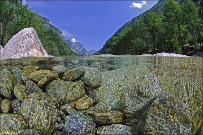 sungai paling jernih, tercantik, bersih, Sungai Verzasca, air, alir, gunung, dalam, dasar, lihat, jambatan, pelancongan, aktiviti 