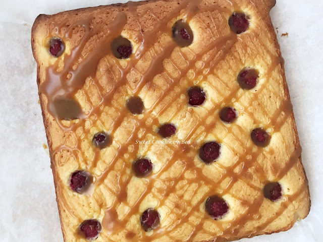 Blondie de chocolate blanco y frambuesas con glaseado de panela