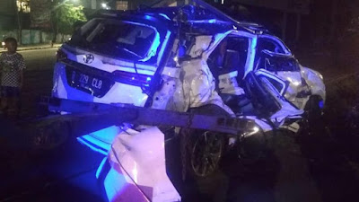 Karena Trobos Palang kereta Mobil Fortuner Putih Ringsek Ditabrak Kereta