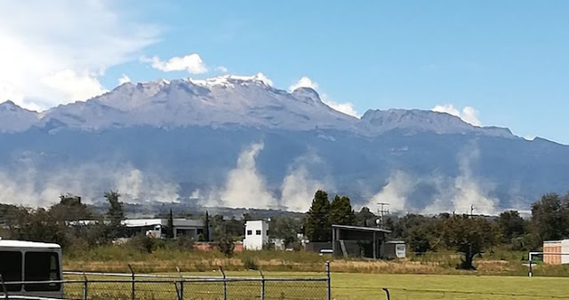 Una gran grieta abre la tierra en Huejotzingo, Puebla, y brota de ella una fumarola del Popocatépetl (VIDEO)