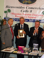 TOMAS REGALADO ALCALDE DE MIAMI RECIBE UNA PLACA DE RECONOCIMIENTO POR SU APOYO.