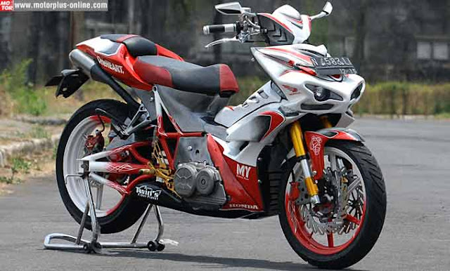 Foto Modifikasi Honda Supra hanya bermain fiberglass Pembuatan fiberglass dirasa paling mudah. Karena seperti membuat bodi bawaan pabrik yang tetap mempertahankan dudukan aslinya sebagai pengikat bodi barunya