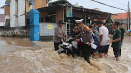 Menerjang Deras, Polres Pasuruan Kota bersama TNI dan Warga Tangani Banjir