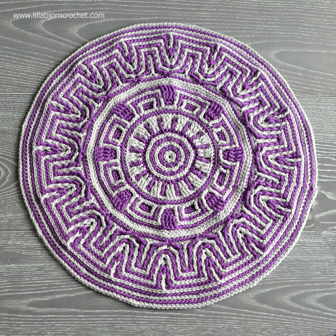 Labyrinth Mandala - original overlay crochet design by Lilla Björn. www.lillabjorncrochet.com