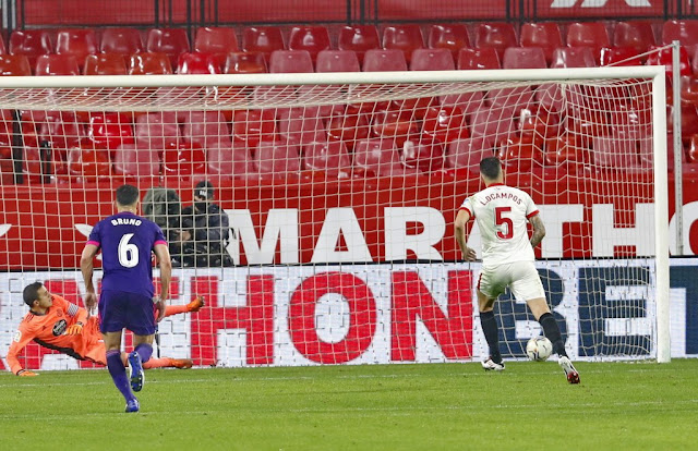 Lucas Ocampos engaña a Masip para transformar el penalti. Bruno corre por si acaso. SEVILLA F. C. 1 REAL VALLADOLID C. F 1. 19/12/2020. Campeonato de Liga de 1ª División, jornada 14. Sevilla, estadio Ramón Sánchez Pizjuán.