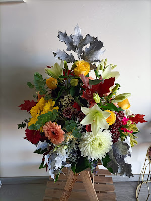 Ramos, centros, cestas, caja con flores en colores alegres para  momentos bonitos de nuestra vida