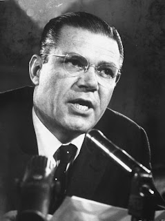 Robert McNamara (1916-2009): qual a diferença entre combater  vietcongues e combater a pobreza?