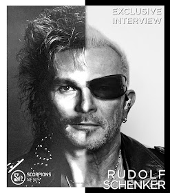 Montagem em preto e branco com metade do rosto de Rudolf Schenker nos anos 80 e metade do rosto do Rudolf nos dias de hoje, e os dizeres Exclusive Interview