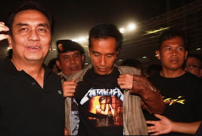 Gambar jaket kulit jokowi saat di konser metallica