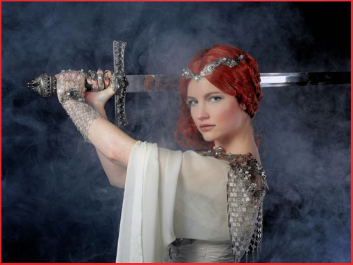 Séance Photos Excalibur médiéval épée femme armure Woman Dress Armour Medieval Sword Photoshooting 