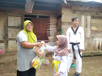 Puluhan atlet Taekwondo Binaan Polda Sumbar Bagikan Paket Sembako dan Takjil Kepada Warga