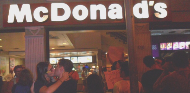 Grupos que lutam contra a homofobia organizaram um beijo coletivo em frente à lanchonete McDonald's, na avenida Francisco Glicério, no Centro de Campinas em São Paulo (Foto: Eduardo Schiavoni)