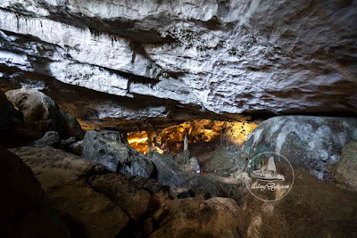 Cột đá thẳng đứng nhìn từ cửa hang lối ra nhìn vào hang Sửng Sốt