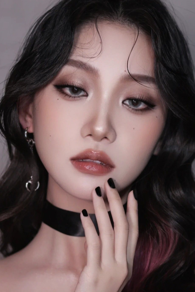 beautiful Halo Smokey Eye makeup look for Gothic Lolita Girl