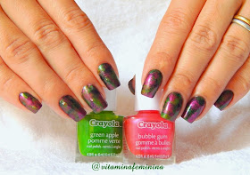 Esmaltes Finaflor Blackjack e Nail art esponjada feito com Crayola Green Apple e com Bubble Gun