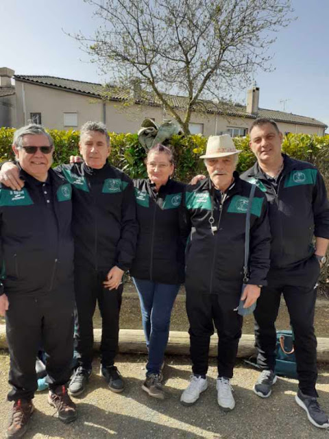 De gauche à droite : Philippe, Serge, Isabelle notre supportrice, Gaston et Daniel