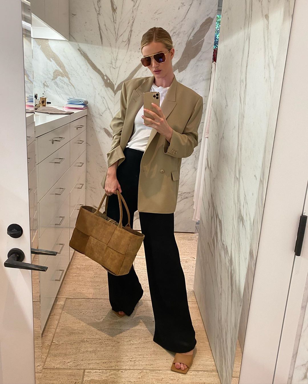 This Model’s Mirror Selfie Outfit is Everything