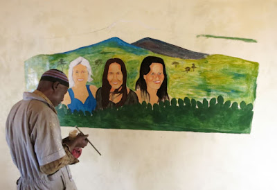 Artist Makanyaga paining Niko's friend and children in the volunteer room