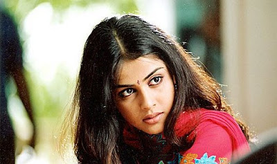 SEXY ACTRESS GENELIA  PICTURES