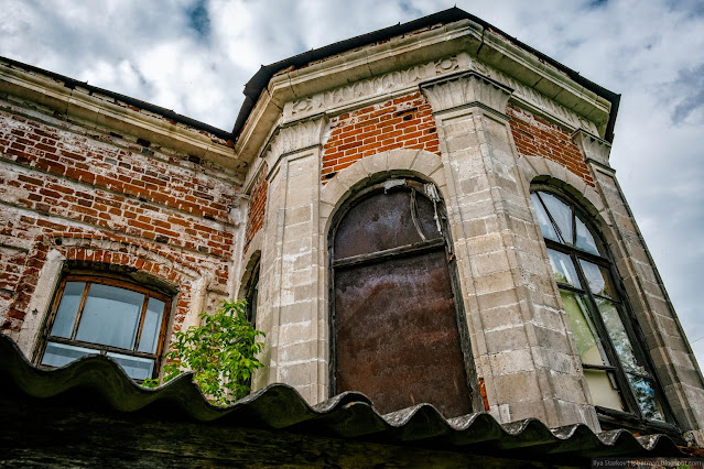 Окна старого кирпичного здания