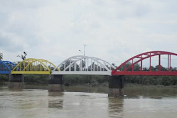 Menyimpan Historis Sejarah, Jembatan Pelangi Tempat Favorit Menghabiskan Waktu Senja
