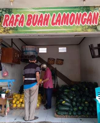 Penjualan buah di pasar tradisional dengan menggunakan internet