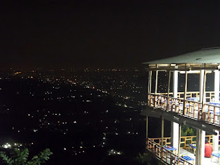 Pemandangan lampu kota dari Bukit Bintang Jogja