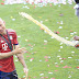 Banho de cerveja e salva de prata! Veja fotos da festa do Bayern campeão alemão