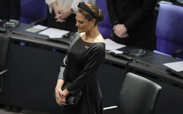 Crown Princess Victoria wore a new navy blue dezire wool coat by Andiata, and black dress by Andiata. Elke Büdenbender