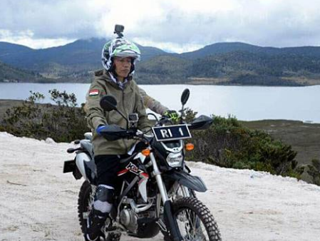  Jaket  Jokowi yang Dipakai Naik Motor Trail di Papua 