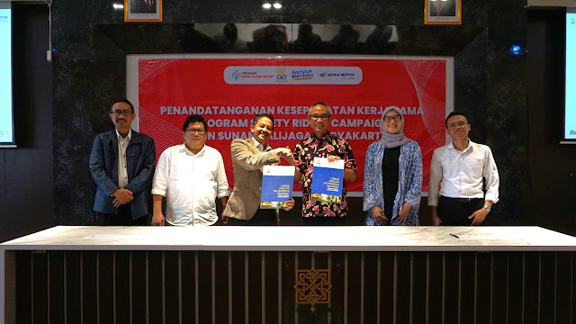 Ketua Yayasan AHM Ahmad Muhibbuddin (Kanan ke-3) bersama Rektor UIN SUKA Prof. Noorhaidi, M.A., Ph.D (Kiri ke-3) berfoto bersama selepas penandatanganan kerjasama pengembangan program keselamatan berkendara di Universitas Islam Negeri Sunan Kalijaga, Yogyakarta (02/12)