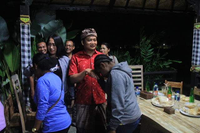 Penuh Keakraban, Wabup Kembang Hartawan Undang Pelajar Papua Santap Malam Bersama