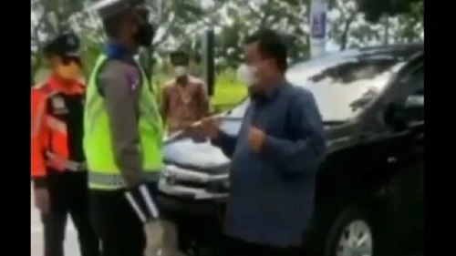 Viral, Anggota DPRD Adu Cekcok Polisi Saat Dimintai Surat Keterangan Vaksin