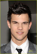 Taylor Lautner, tem 19 anos, namora com Selena, um garoto super fofo, .