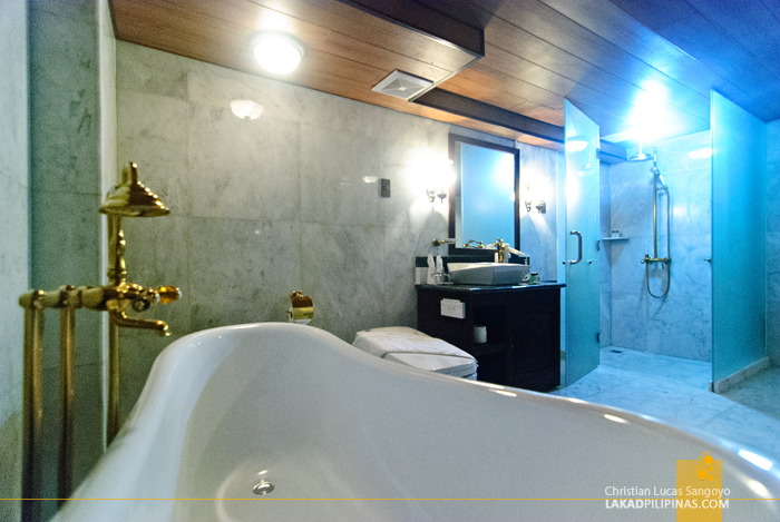 Toilet and Bath at Hotel Luna in Vigan